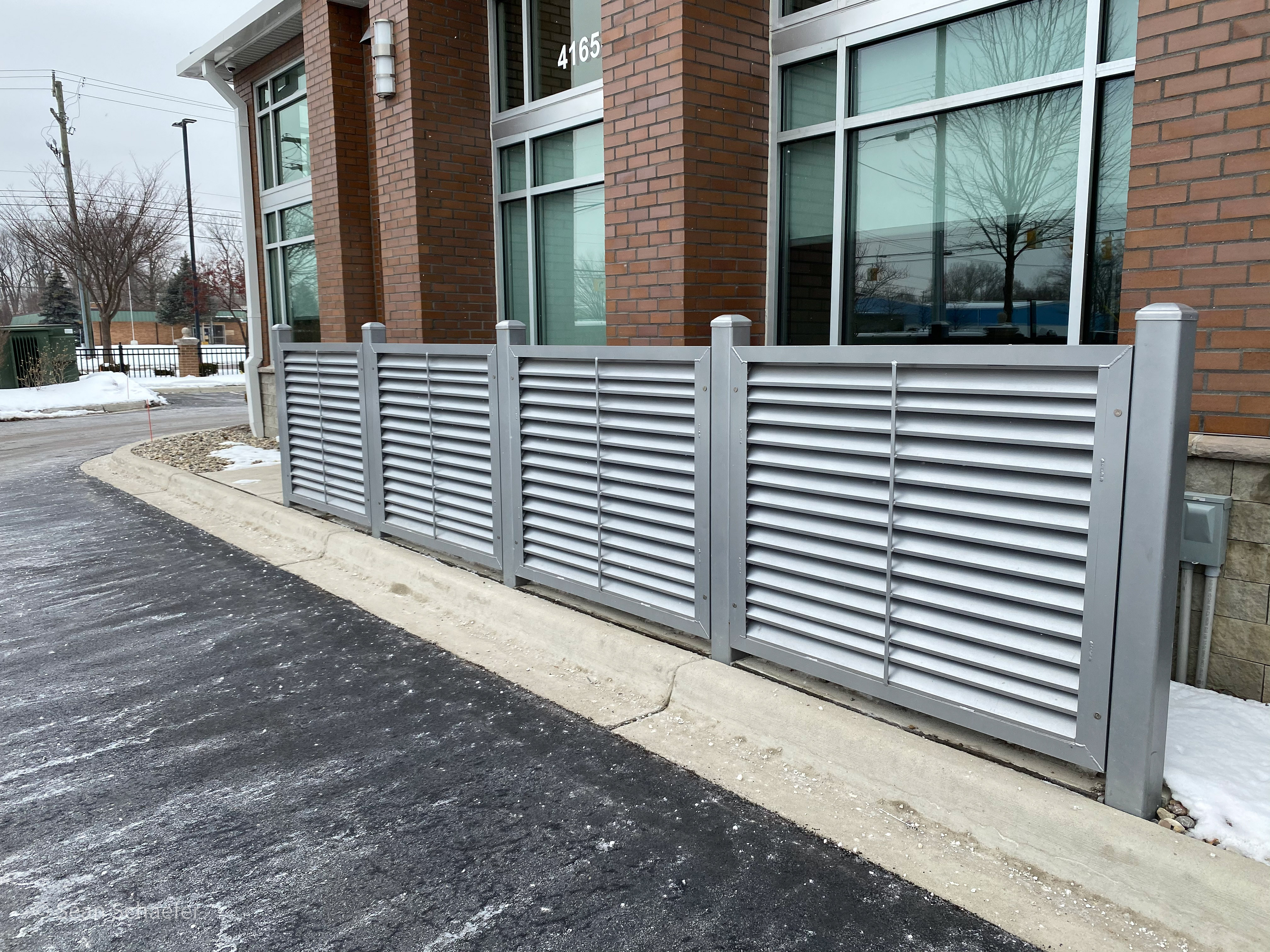Image of commercial AmeriLouver® HVAC screens at First Merchants Bank